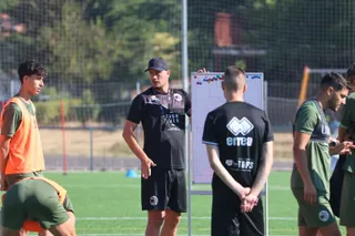 Oriol Riera da instrucciones tácticas en un entrenamiento | Andrea