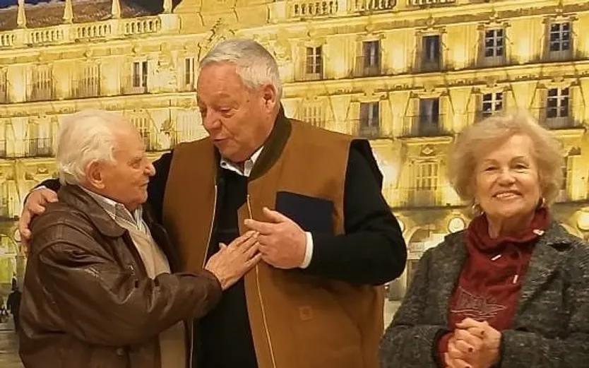 Lorenzo Lucas González (en el centro), presidente del Centro Salamanca de Buenos Aires, Argentina