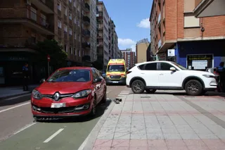 Dos coches colisionan en la calle Pizarro con Alfonso de Castro | Andrea Mateos
