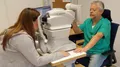 Un sanitario realiza una retinografía a una paciente - Foto Comunicaci´pon CAUSA