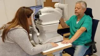 Un sanitario realiza una retinografía a una paciente - Foto Comunicaci´pon CAUSA