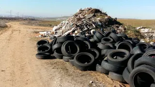 Neumáticos ruedas calzada de medina