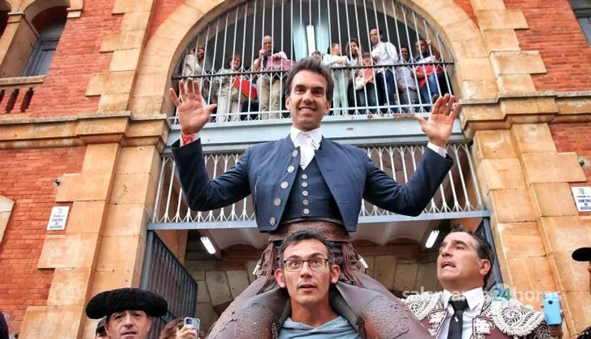 Sergio Galán abre la primera Puerta Grande la feria. Fotos Andrea M.
