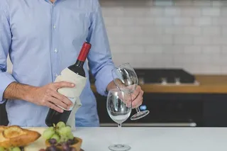Imagen de archivo de un varón sirviendo vino | EP