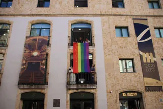 Colocación de la bandera con motivo del Día Internacional del Orgullo LGTBI+