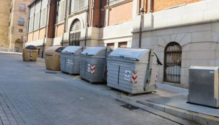 Contenedores delante del Mercado de Salamanca. Foto: Ciudadanos por la Defensa del Patrimonio