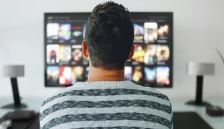 Gente viendo la televisión. Foto EP