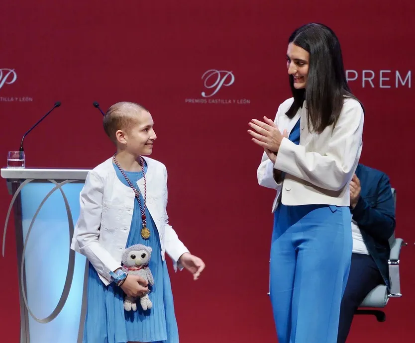 La galardonada María Caamaño Múñez recibiendo el Premio Castilla y León de los Valores Humanos y Sociales 2024