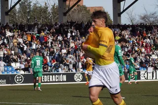Planas se besa el escudo de Unionistas tras marcar ante el Cornellá | FOTO JUANES