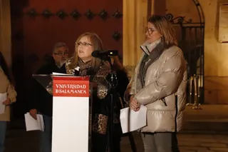 La Fachada Rica de la Universidad de Salamanca vuelve a iluminarse de color morado con motivo de la conmemoración del Día Internacional para la eliminación de la violencia contra las muje