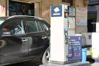 Coche echando gasoil en una gasolinera. Foto S24H