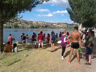 Cien personas disfrutan de una jornada de piragüismo
