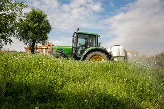 Un agricultor montado en su tractor en las inmediaciones de Aranjuez
