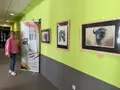 La edil María José García presenta la muestra de pintura.