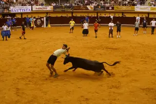 Multitudinario encierro nocturno en Alba de Tormes