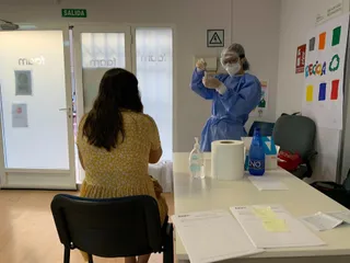 Una enfermera se prepara para realizar una prueba de diagnóstico de COVID19