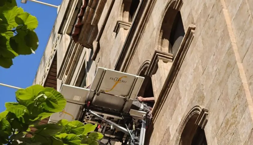 Un mueble de grandes dimensiones se suelta de una grúa en el paseo de la Estación