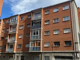 Edificio con pisos en Salamanca. Archivo.