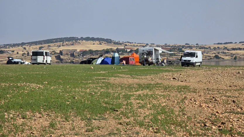 Sigue la rave con cientos de campistas en el entorno del pantano de Santa Teresa