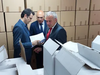 El delegado del Gobierno, Nicanor Sen junto a empleados públicos que desarrollan la logística electoral en la Comunidad