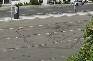 Estado del pavimento tras las carreras ilegales en la avenida Hilario Goyenechea