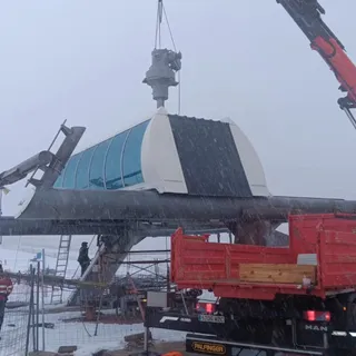 Momento de la descarga de la pieza reparada del telesilla en La Covatilla | Estación de esquí de La Covatilla