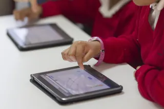 Alumnos usando tablets en el colegio. Foto de archivo EP