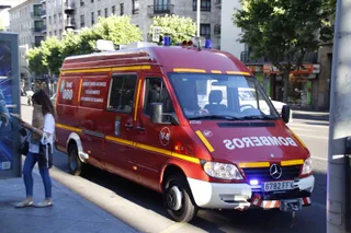Un furgón de los Bomberos frente al edificio.