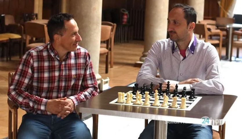 Amador González (izq.) y Veselin Topalov (dcha.)