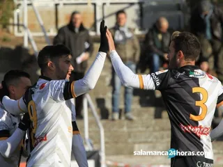 Manjón y Flórez celebran un gol de Unionistas