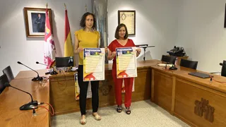 La concejala de Igualdad, Pilar García, junto a la alcaldesa de Peañranda, Carmen Ávila
