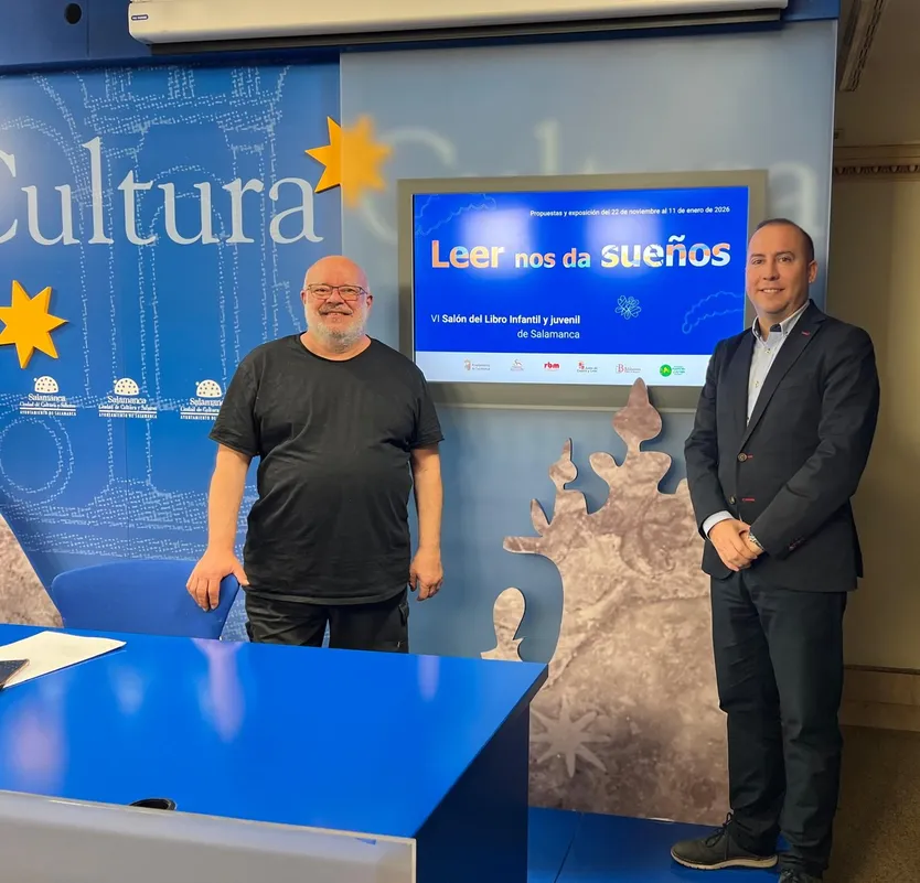 El concejal de Educación, Luis Sánchez Arévalo junto con Fernando Saldaña en la presentación de VI edición del Salón del Libro Infantil y Juvenil