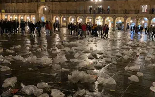 Estado en el que quedó la Plaza Mayor minutos después del Nuevo Año Universitario de 2019 | Foto: S24H