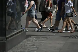 Gente andando por la calle en verano