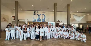 Personal del hospital de Salamanca en el hall principal en el día de la prevención de caídas