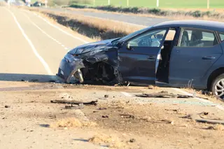 GALERÍA | Una mujer herida en un accidente entre dos turismos a la altura de Valcuevo