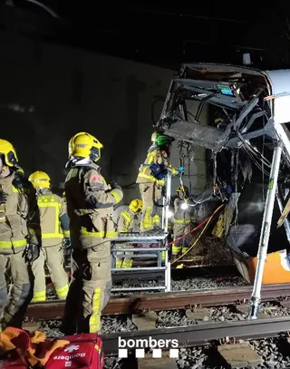 Tren de cercanías accidentado en Gelida, Barcelona | @bomberscat