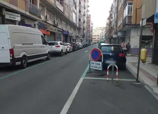 Coches aparcados en la calle Van Dyck