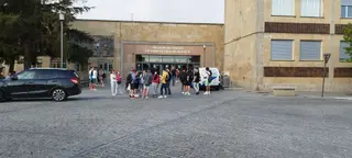 Jóvenes frente a la entrada de la facultad de Ciencias Químicas | Foto de archivo