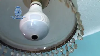 Una de las cámaras que simulaban bombillas para vigilar a las víctimas