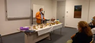 El biólogo Juan Manuel Velasco durante una sesión de 'Lunes Micológico' en la Asociación Micológica Lazarillo