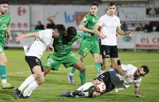 Alberto García pugna por un balón desde el suelo ante el Atlético Astorga