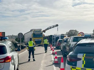 Imagen de los trabajos de retirada del camión en la N 631. ICAL