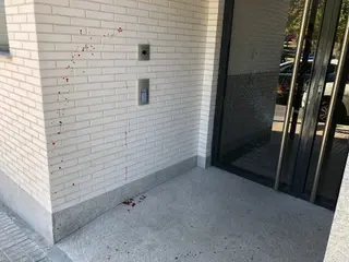 Sangre en un portal de la calle Licenciado Vidriera tras la pelea
