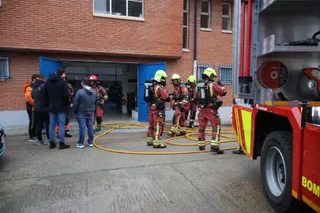 GALERÍA | El aviso por el incendio de un vehículo híbrido moviliza a los bomberos hasta el CIFP Río Tormes