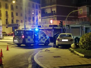 Un coche derriba una farola en el paseo del Alto del Rollo. Imagen cedida por Jesús García