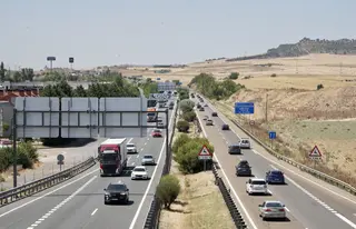 Tráfico fluido en la A-62 tras la congestión de vehículos. ICAL
