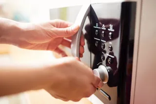 Conoce los alimentos que no debes introducir nunca en el microondas