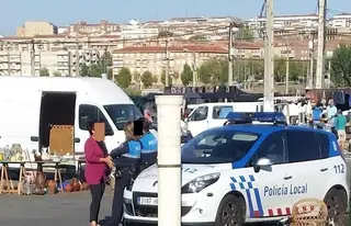 La Policía Local se incauta de más de medio centenar de prendas deportivas falsificadas en el Rastro