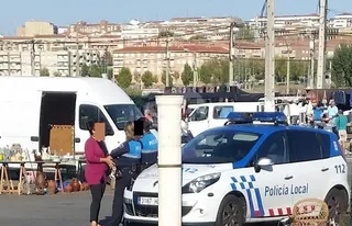 La Policía Local se incauta de más de medio centenar de prendas deportivas falsificadas en el Rastro